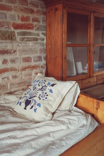 Pernă decorativă VAZĂ CU FLORI albastră 50x50