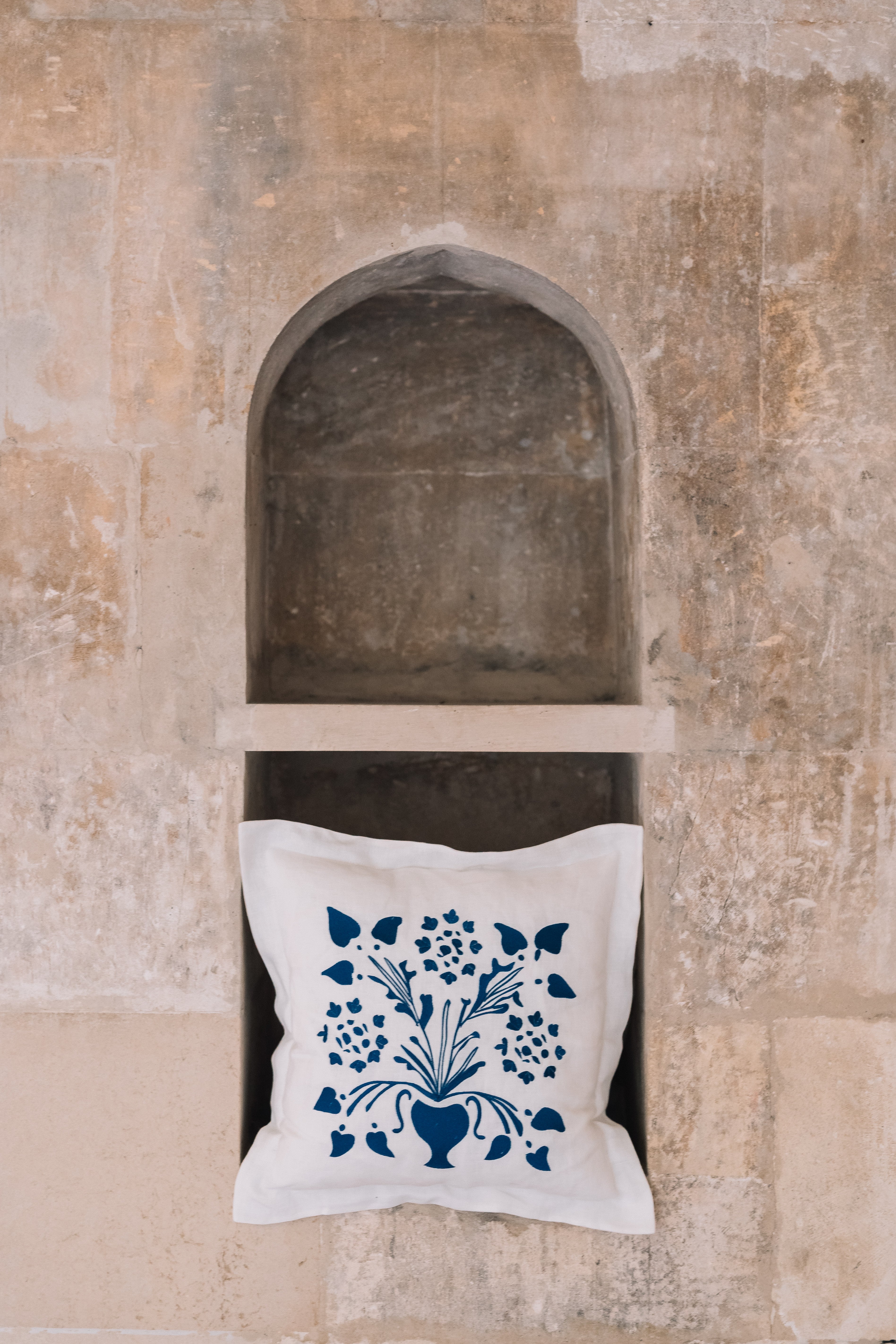 Pernă decorativă VAZĂ CU FLORI albastră 50x50