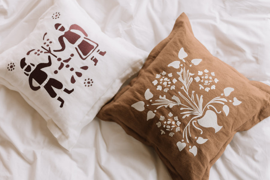 Pernă decorativă VAZĂ CU FLORI albă 50x50