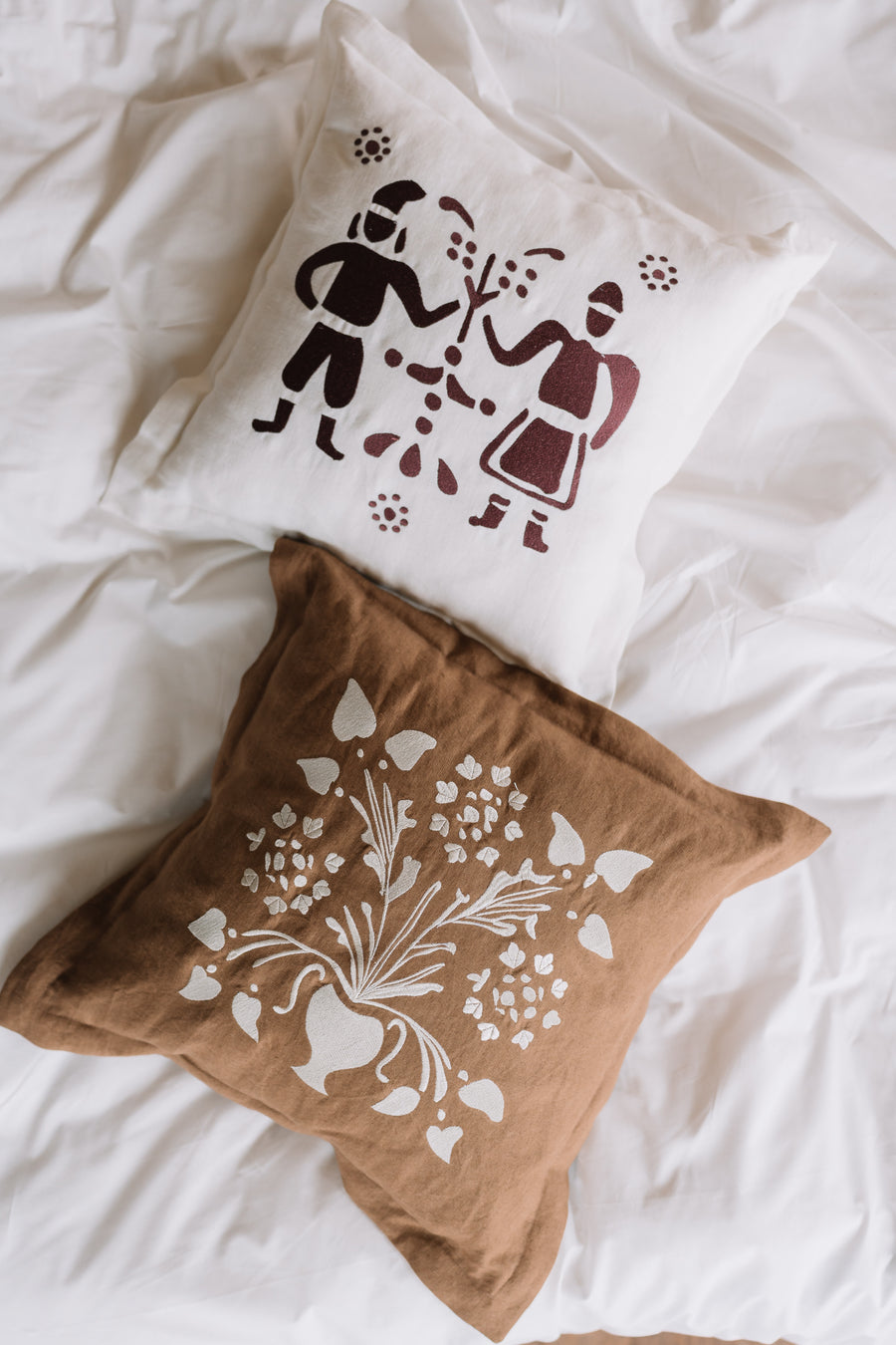 Față de pernă decorativă VAZĂ CU FLORI albă 50x50