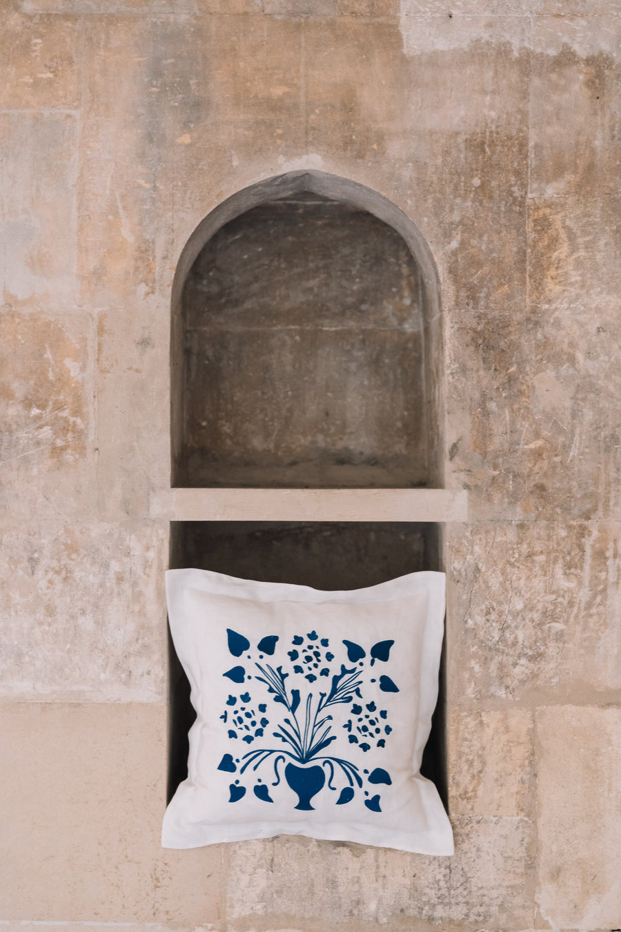 Pernă decorativă VAZĂ CU FLORI albastră 50x50