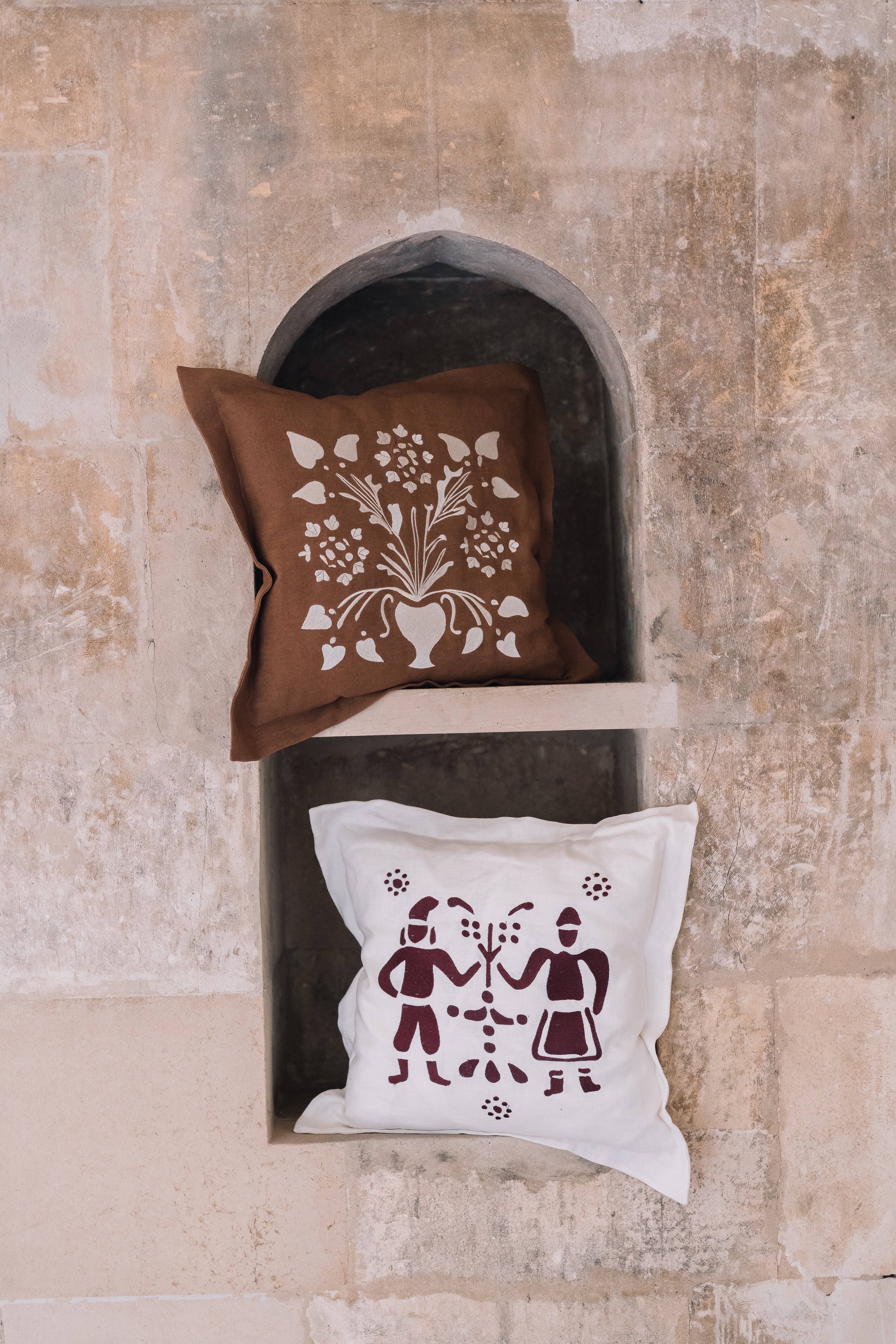 Față de pernă decorativă VAZĂ CU FLORI albă 50x50