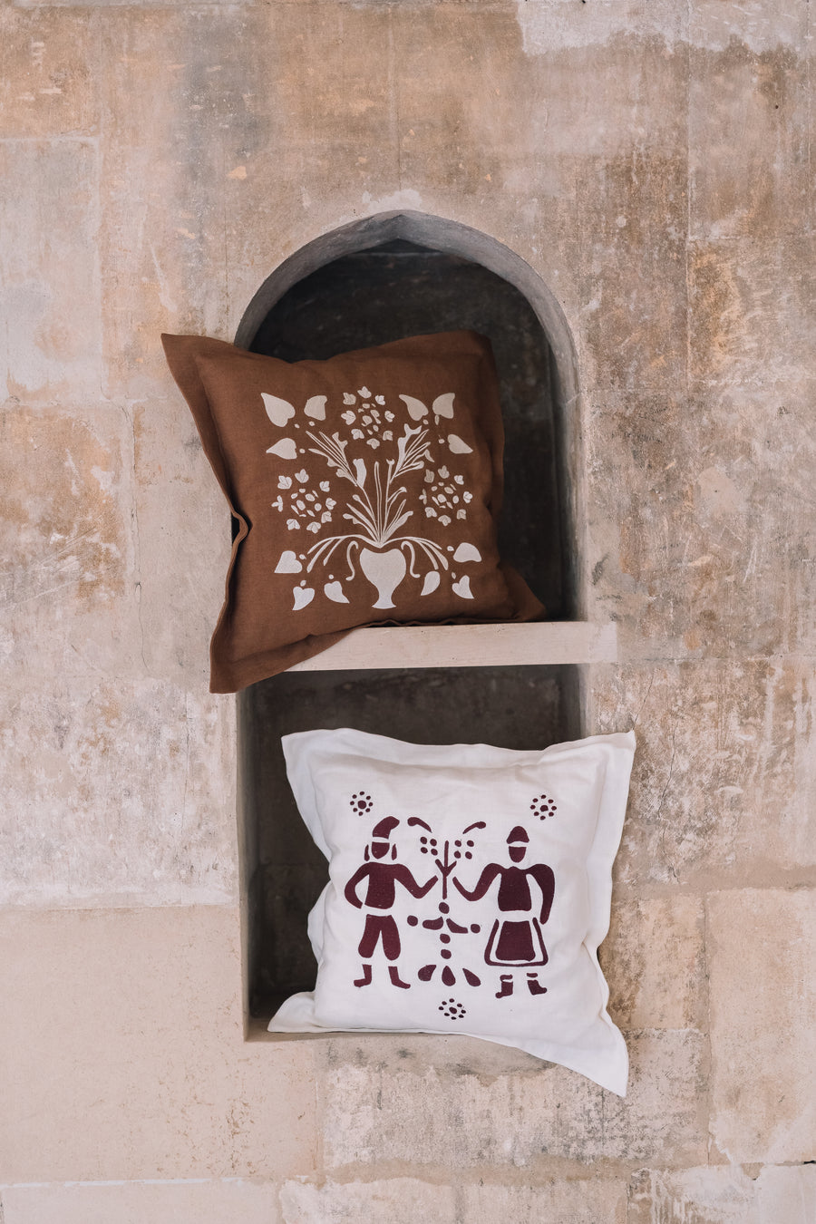 Față de pernă decorativă VAZĂ CU FLORI albă 50x50