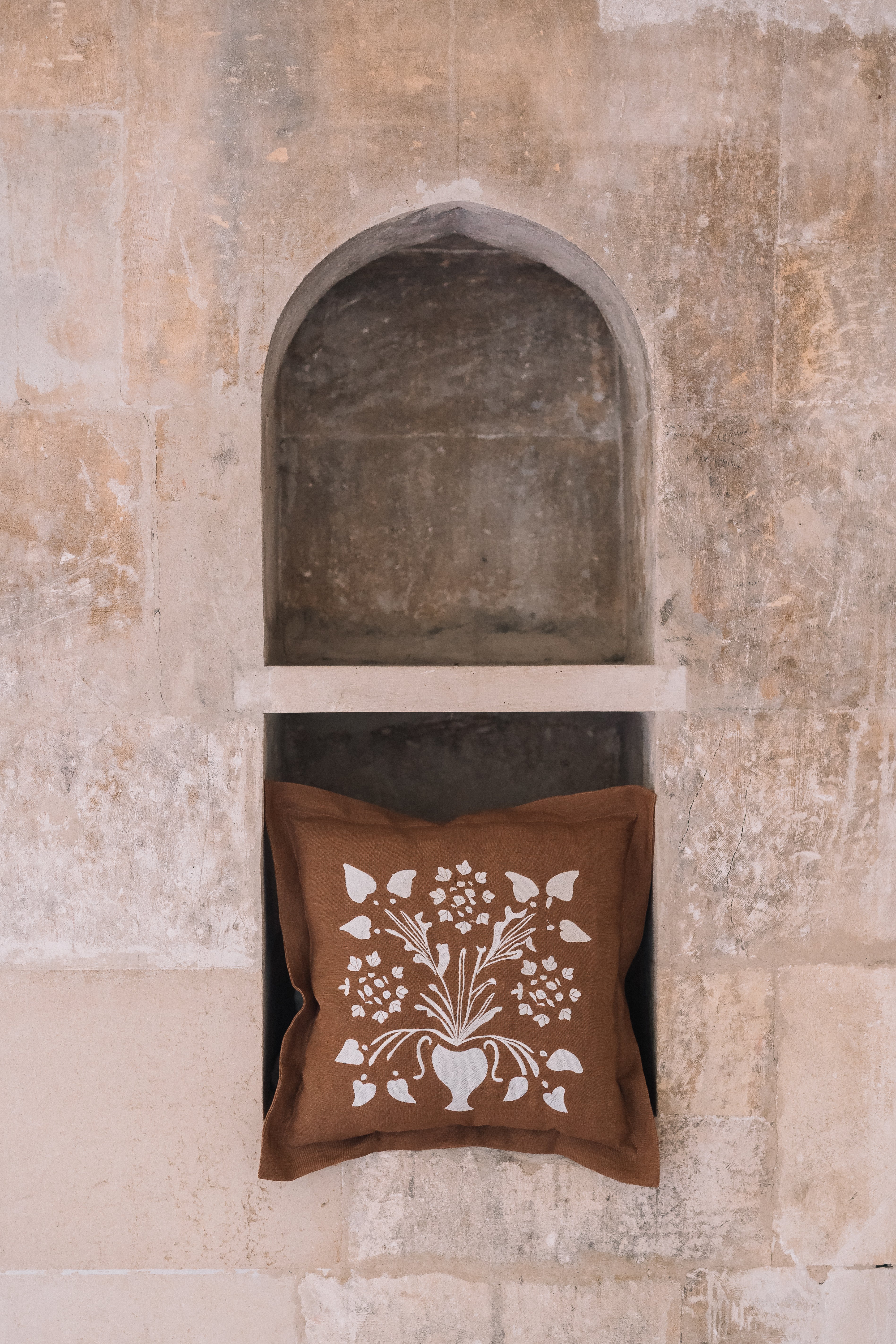 Față de pernă decorativă VAZĂ CU FLORI albă 50x50