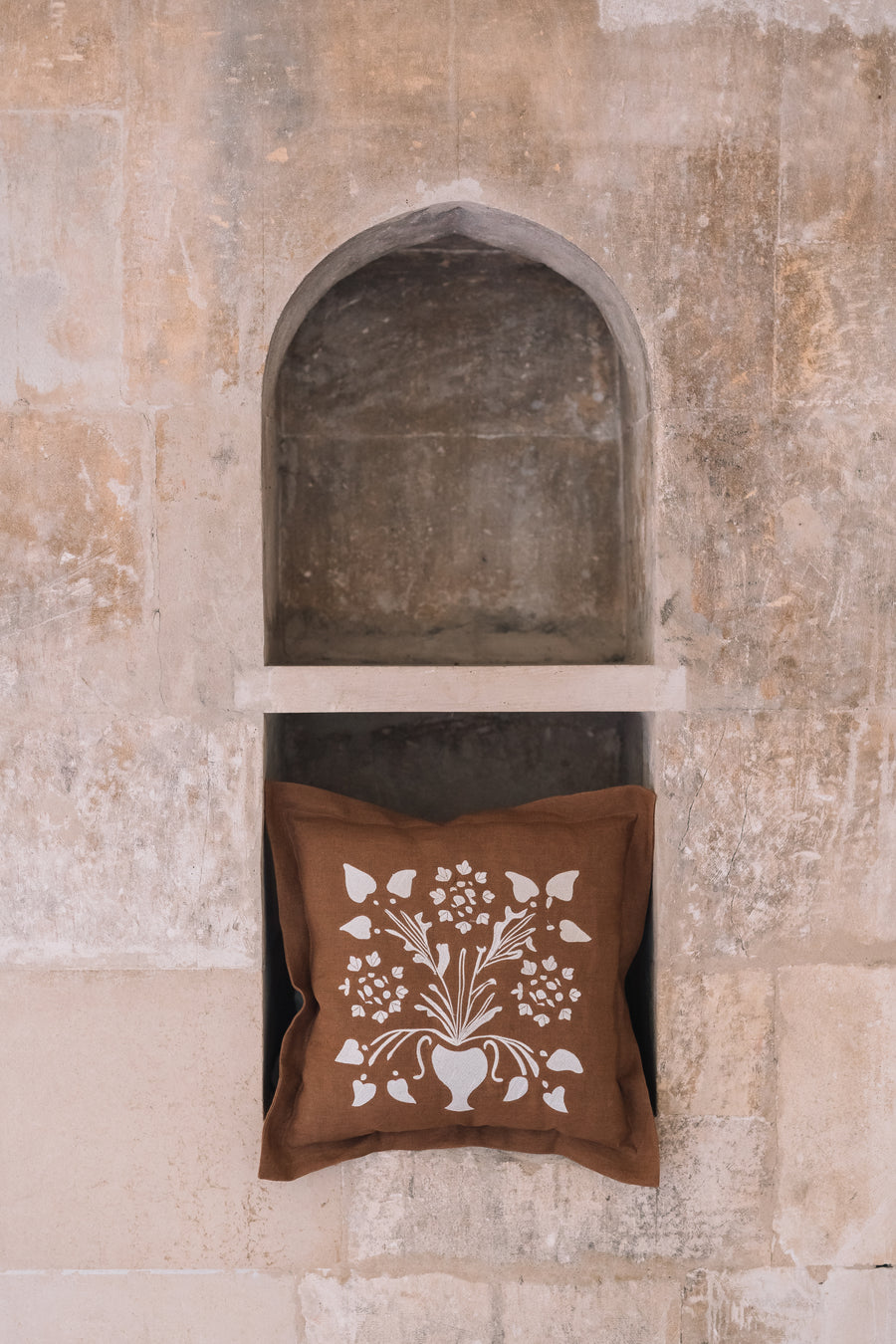 Față de pernă decorativă VAZĂ CU FLORI albă 50x50