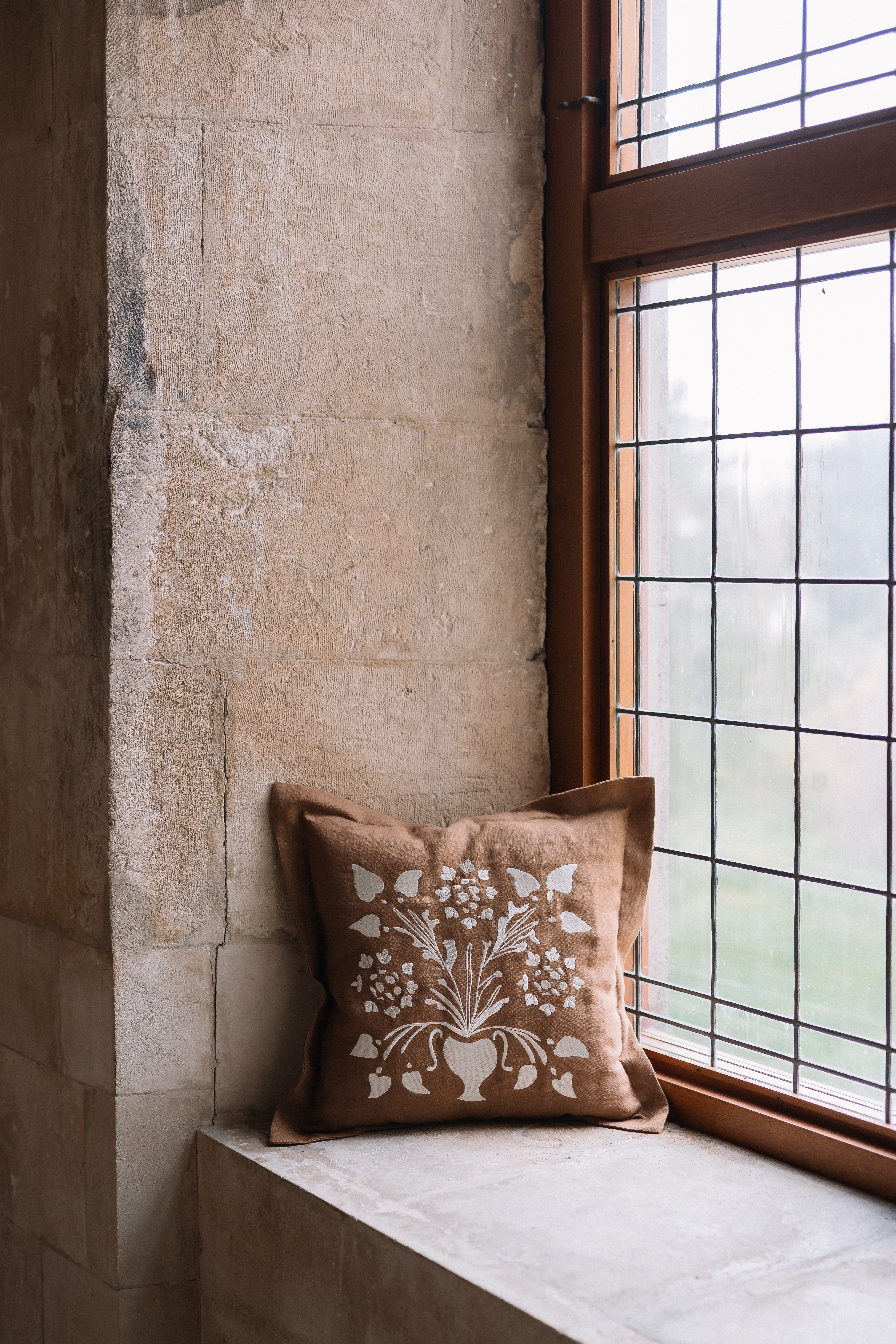 Față de pernă decorativă VAZĂ CU FLORI albă 50x50