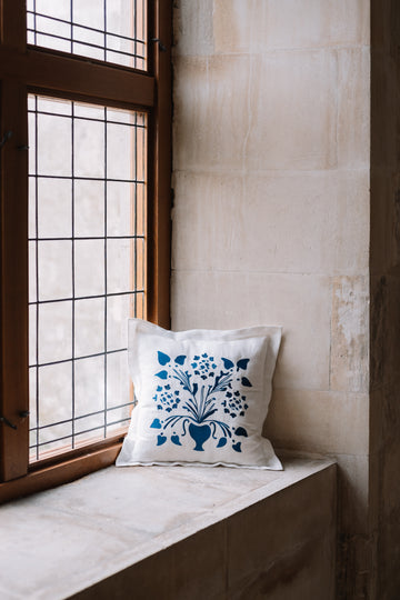 Față de pernă decorativă VAZĂ CU FLORI albastră 50x50